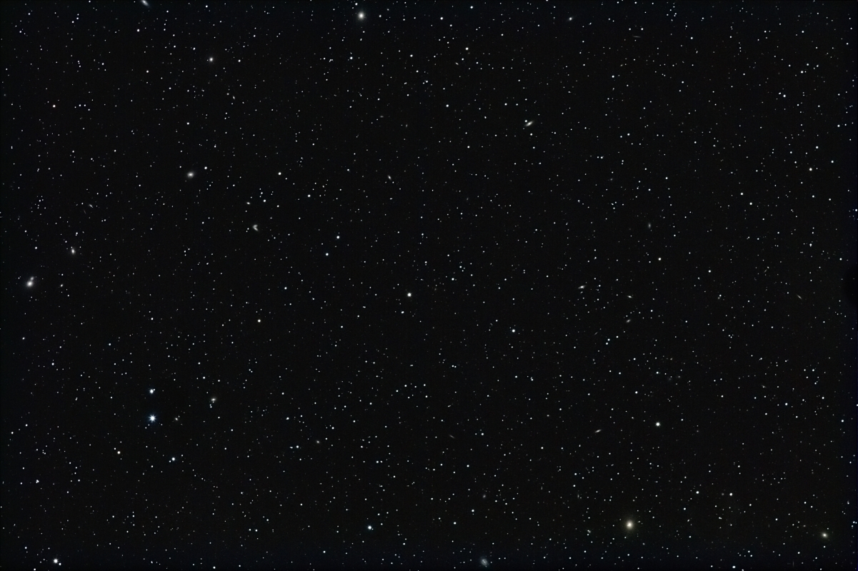 IMG_4936_775Rawsum1_HeS1_NI.jpg - Teil des Virgoclusters, Canon EF 200 1:2.8L bei f/3.5 EOS 350D, 4 Bilder a ca. 10' (14.3.2008) - Zähle die Hintergrundgalaxien!