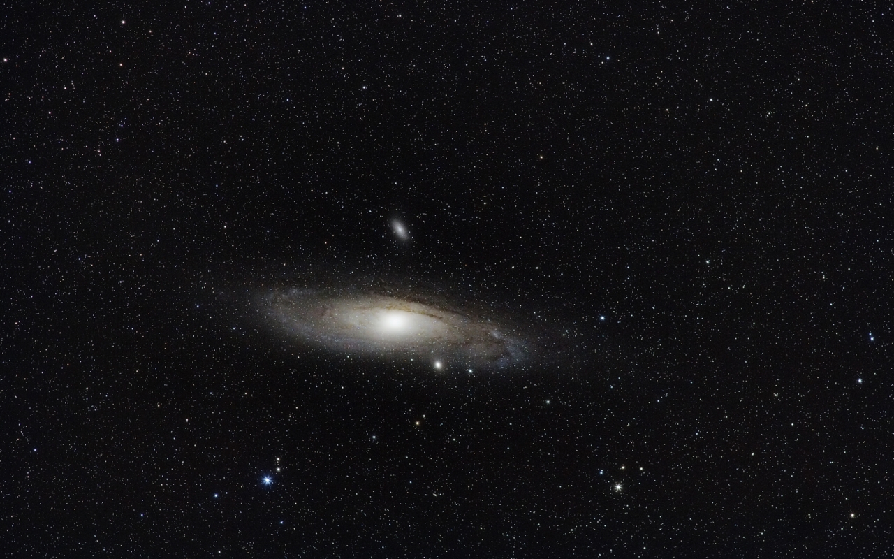IMG_5921_ab14_1_hen2HDR_scr_hen_GBl_NI.jpg - Andromedagalaxie mit Canon EF 200 1:2.8L bei f/3.5 EOS 350D, 9 Bilder a ca. 7' (2.9.2008)